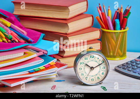 Zeit für das Studium. Helle Zusammensetzung aus dem Briefpapier. Schule Objekte für Studierende Stockfoto