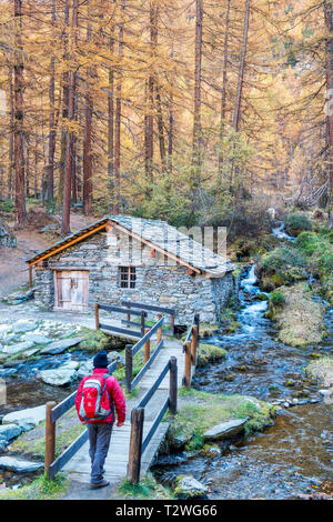 Italien, Aostatal, Rhemes Tal, Pellaud alpinen See, kleines Wasserkraftwerk (alte Wassermühle) Stockfoto