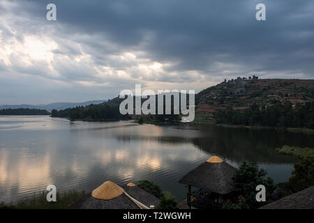 Sonnenuntergang am Lake Bunyonyi vom Birdnest Resort im Südwesten von Uganda, Ostafrika Stockfoto
