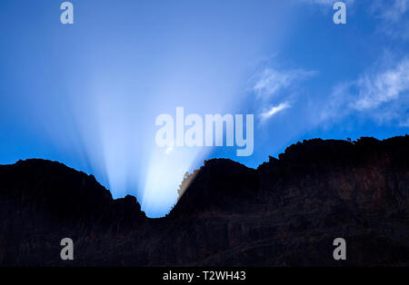 Gran Canaria, März Equinox scheint die Sonne in die Schlucht Barranco de Fataga obwohl ein Gebirgspass in Amurga massiv Stockfoto