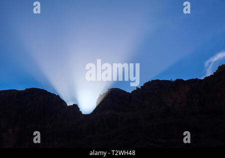 Gran Canaria, März Equinox scheint die Sonne in die Schlucht Barranco de Fataga obwohl ein Gebirgspass in Amurga massiv Stockfoto