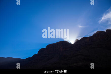 Gran Canaria, März Equinox scheint die Sonne in die Schlucht Barranco de Fataga obwohl ein Gebirgspass in Amurga massiv Stockfoto