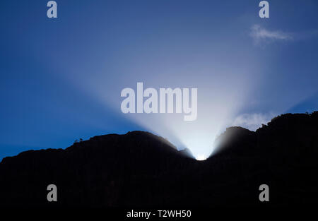 Gran Canaria, März Equinox scheint die Sonne in die Schlucht Barranco de Fataga obwohl ein Gebirgspass in Amurga massiv Stockfoto