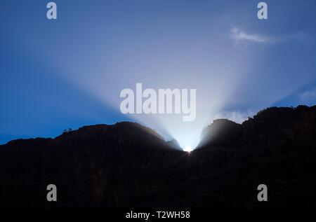 Gran Canaria, März Equinox scheint die Sonne in die Schlucht Barranco de Fataga obwohl ein Gebirgspass in Amurga massiv Stockfoto