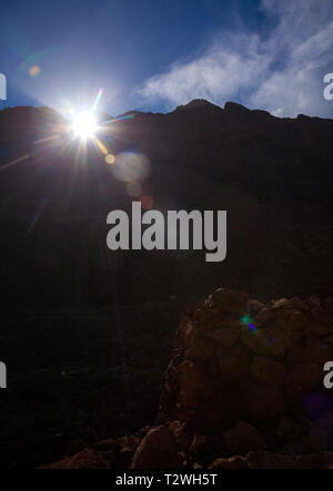 Gran Canaria, März Equinox scheint die Sonne in die Schlucht Barranco de Fataga obwohl ein Gebirgspass in Amurga massiv auf eines der Gräber in Arteara necropoli Stockfoto