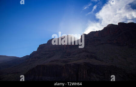 Gran Canaria, März Equinox scheint die Sonne in die Schlucht Barranco de Fataga obwohl ein Gebirgspass in Amurga massiv Stockfoto