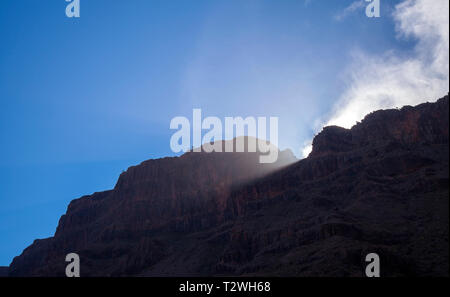 Gran Canaria, März Equinox scheint die Sonne in die Schlucht Barranco de Fataga obwohl ein Gebirgspass in Amurga massiv Stockfoto