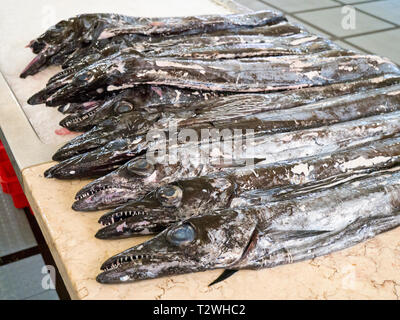 Schwarzer Degenfisch auf einer Marmorplatte in Funchal, Madeira Stockfoto