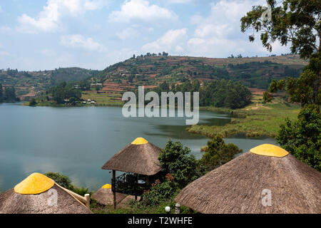 Blick über den Lake Bunyonyi vom Birdnest Resort im Südwesten von Uganda, Ostafrika Stockfoto