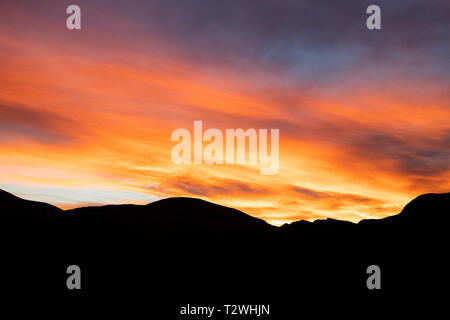 Einen malerischen Sonnenuntergang über dem Balkangebirge, Bulgatia, Schuß aus dem Bergrücken im späten autmn. Stockfoto