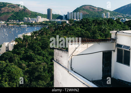 Abstrakte Konzept der Eingang zum tropischen Regenwald und die Bucht von Botafogo, Rio de Janeiro, Brasilien führende Stockfoto