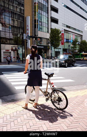 Abgebildet ist, warten die Straße Tokyo Japan zu überqueren zu backen. Stockfoto