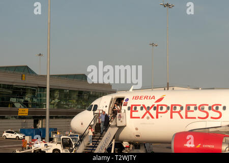 Flughafen Dublin Iberia Express Airbus A320 Jet-Flugzeug und Passagiere Stockfoto