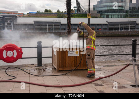 Kai, Newcastle Upon Tyne, UK. 18. Juli 2016. Feuerwehrleute bekämpfen die brennende Palme am Meer am Kai. David Dixon / Alamy Live News Stockfoto