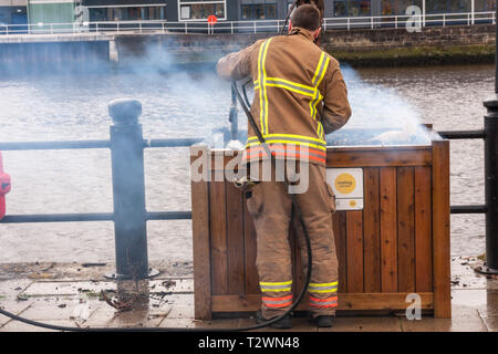 Kai, Newcastle Upon Tyne, UK. 18. Juli 2016. Feuerwehrleute bekämpfen die brennende Palme am Meer am Kai. David Dixon / Alamy Live News Stockfoto