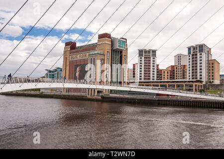 Ein Blick auf die Gateshead Kai mit der Ostsee-Getreidemühle und der Millennium Bridge über den Fluss Tyne Stockfoto