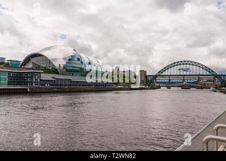 Ein Blick auf den Kai in Gateshead und Newcastle mit Salbei und Tyne bridges Stockfoto