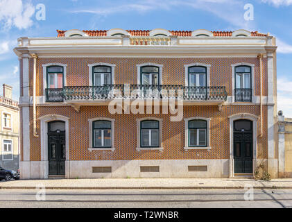 Wohnhaus in Belem mit schönen schmiedeeisernen Balkonen und mit traditionellen Azulejo Kacheln dekoriert. Lissabon, Portugal Stockfoto