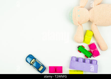 Blick von oben auf die Spielzeug (Autos, Blöcke und Stofftier)), kann als Hintergrund verwendet werden Stockfoto