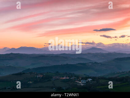 Bunte morgen Landschaft der italienischen Landschaft. Provinz Fermo, Italien. Dörfern und auf Hügeln bei bewölktem Himmel Stockfoto