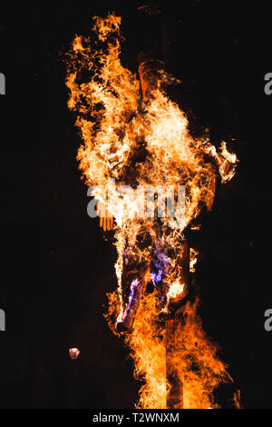 Lagerfeuer brennt in der Nacht, die rituelle Verbrennung des Königs Puppe in Fermo, Italien Stockfoto