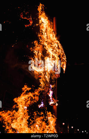 Lagerfeuer brennt in der Nacht, die rituelle Verbrennung des Königs Puppe in Fermo, Italien Stockfoto