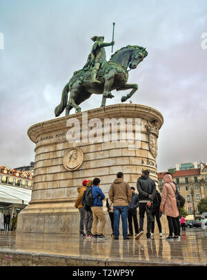 Eine Reiterstatue von Dom Joao ich, auch als Johann I. von Portugal bekannt, ist in Figueira Platz in Lissabon, Portugal. Stockfoto