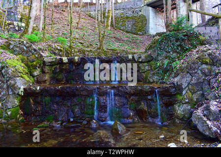 Wasserfall in einem Tal in Bayern. Stockfoto