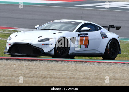 Italien - 29. März, 2019: Aston Martin Vantage GT4 AMR von PROsport Performance Deutschland Team angetrieben durch Rodrigue Gillion/Nico Verdonck/Akhil Rabindra Stockfoto