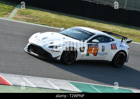 Italien - 29. März, 2019: Aston Martin Vantage GT4 AMR von PROsport Performance Deutschland Team angetrieben durch Rodrigue Gillion/Nico Verdonck/Akhil Rabindra Stockfoto