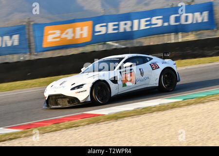 Italien - 29. März, 2019: Aston Martin Vantage GT4 AMR von PROsport Performance Deutschland Team angetrieben durch Rodrigue Gillion/Nico Verdonck/Akhil Rabindra Stockfoto