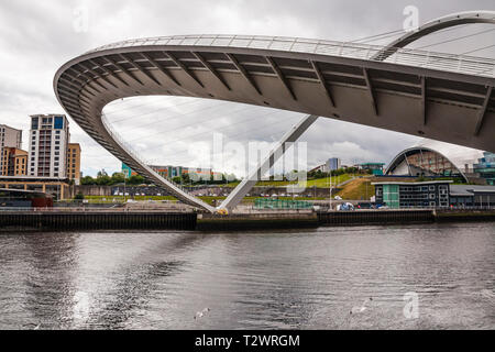 Ein Blick auf die Newcastle Quayside mit Gateshead Millennium Bridge in der geöffneten Position über den Fluss Tyne Stockfoto