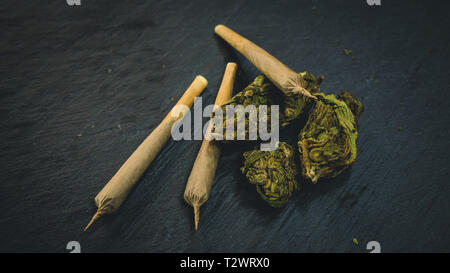 Marihuana Knospen und gemeinsame liegen auf einem dunkelgrauen Hintergrund. Marihuana als Medizin. Stockfoto