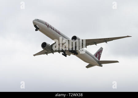 ISTANBUL, Türkei - 30. SEPTEMBER 2018: Qatar Airways Boeing 777-3 DZER (CN 36104) zieht aus Istanbul Ataturk Flughafen. Qatar Airways hat 220 Flotte Stockfoto