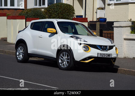 Weißen Nissan Juke mit gelben optional in einem Wohngebiet Straße geparkt. Personalisierte besondere Kennzeichen. SUV crossover in Großbritannien gebaut. NMUK Stockfoto