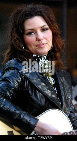 SHANIA TWAIN FÜHRT AUF DEM NBC POST Sommer-konzertreihe am Rockefeller Center, NYC 2002 Foto von John Barrett/PHOTOlink Stockfoto