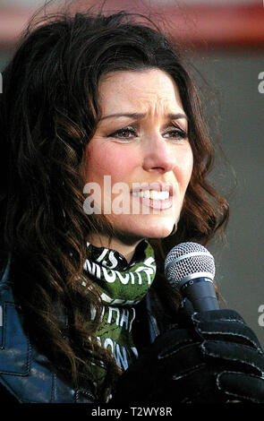 SHANIA TWAIN FÜHRT AUF DEM NBC POST Sommer-konzertreihe am Rockefeller Center, NYC 2002 Foto von John Barrett/PHOTOlink Stockfoto