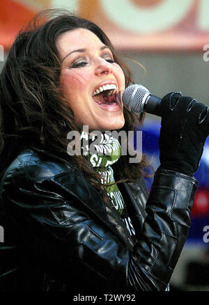 SHANIA TWAIN FÜHRT AUF DEM NBC POST Sommer-konzertreihe am Rockefeller Center, NYC 2002 Foto von John Barrett/PHOTOlink Stockfoto