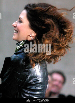 SHANIA TWAIN FÜHRT AUF DEM NBC POST Sommer-konzertreihe am Rockefeller Center, NYC 2002 Foto von John Barrett/PHOTOlink Stockfoto