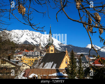 Kirche St. Johannes und von der Pfarrkirche Maria Himmelfahrt, Imst, Tirol, Österreich, Europa Stockfoto