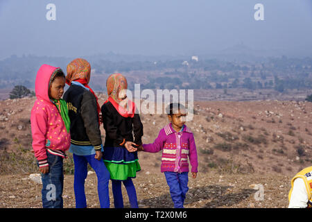 Indische Kinder heraus hängen in einem ländlichen hilltop Messe. Stockfoto