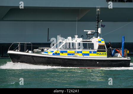Die MOD Polizei stößt "Treue" bietet marine Sicherheit für die Royal Navy Flugzeugträger HMS Queen Elizabeth in Portsmouth, Großbritannien auf 1/4/19. Stockfoto