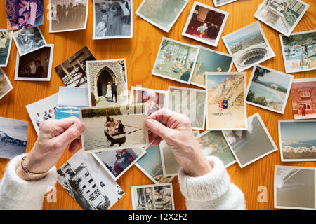 Blick von oben auf ein älterer kaukasische Frau an einem alten Fotos suchen Stockfoto