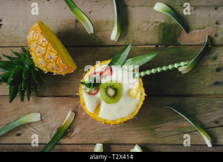 Ananas Cocktail mit Früchten in natürlichen Ananas Schüssel. Ansicht von oben. Stockfoto