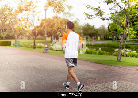 Nicht identifizierte Mann mittleren Alters Jogging im Park am Morgen Stockfoto