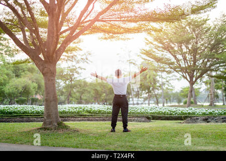 Unbekannter Portrait der aktiven älteren Menschen tun, Warm-up Übungen im Park Stockfoto