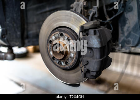 Bremsscheiben vorne mit den Bremssattel und die Bremsbeläge im Auto, auf  ein Auto in eine Werkstatt Stockfotografie - Alamy