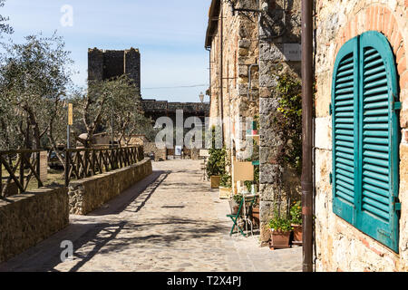 Eine typische Straße in der kleinen ummauerten Stadt Monteriggioni in der berühmten Region Toskana in Nord Italien Stockfoto