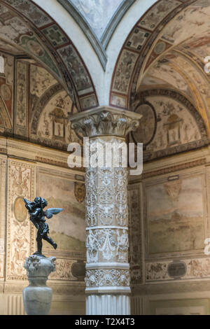 Der kleine Brunnen am Eingang des Palazzo Vecchio mit einer Spalte in der Rückseite Stockfoto