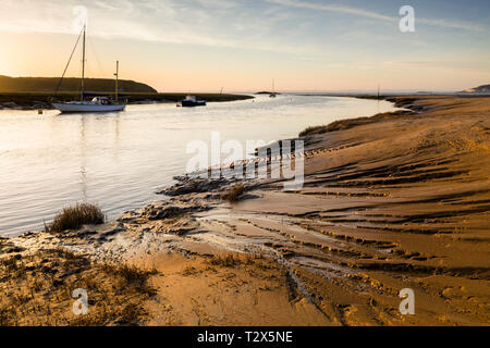 Der Fluss Ax und Brean im Bristol Channel gesehen am Strand bergauf in North Somerset, England. Stockfoto